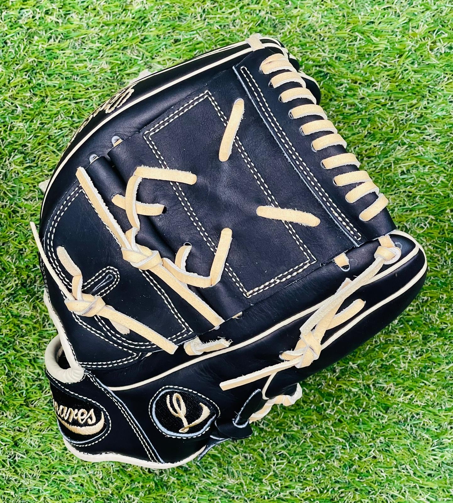 Pitchers Glove Black and Blonde