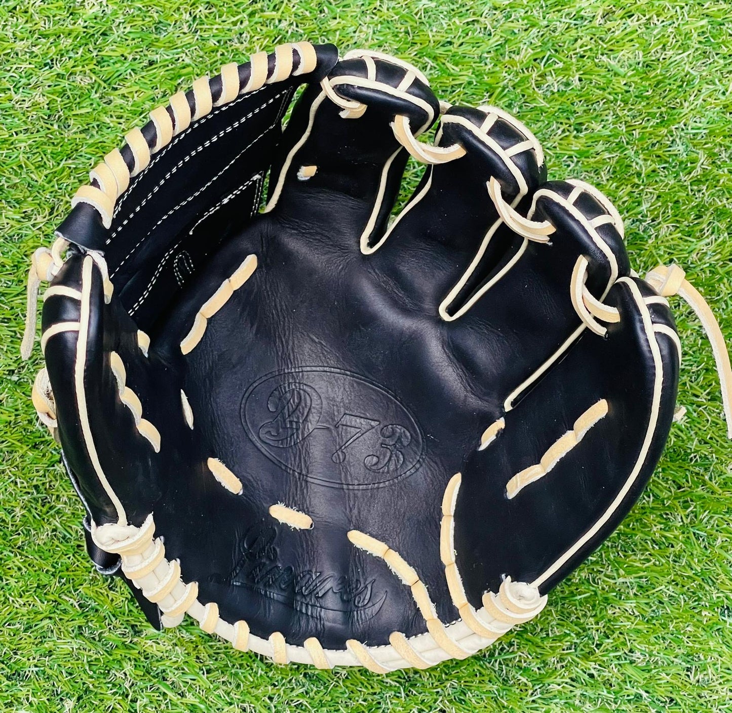 Pitchers Glove Black and Blonde